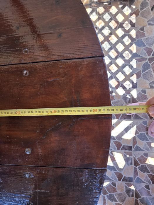 Masă din lemn masiv ideală pentru terasa sau foișor