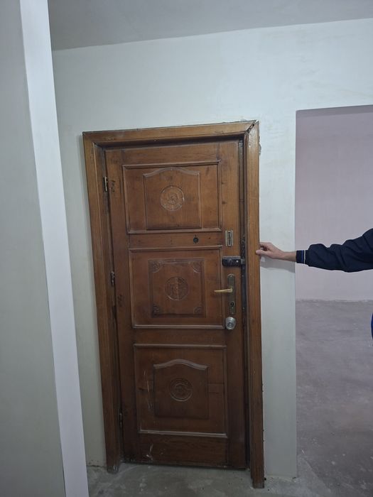 Usa intrare apartament din lemn masiv