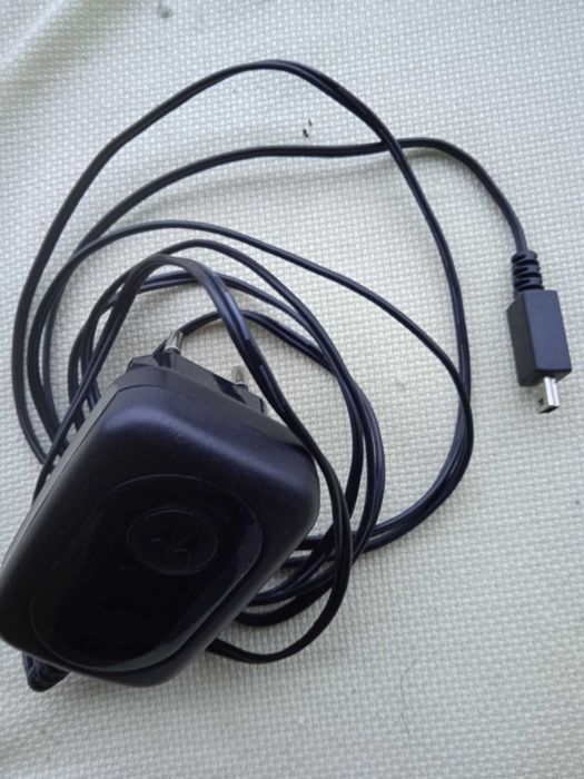 Стационарен телефон и зарядни устройства за мобилни телефони.