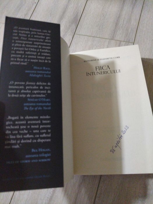 De Vanzare Romanul Fiica Intunericului scris de surorile Corr