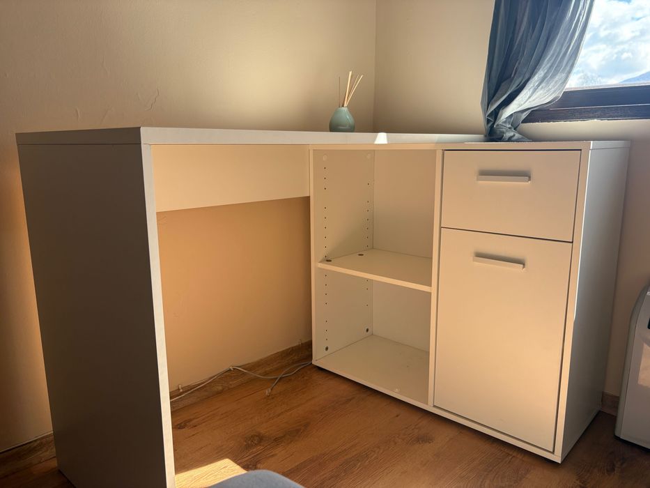 Бяло ъглово бюро