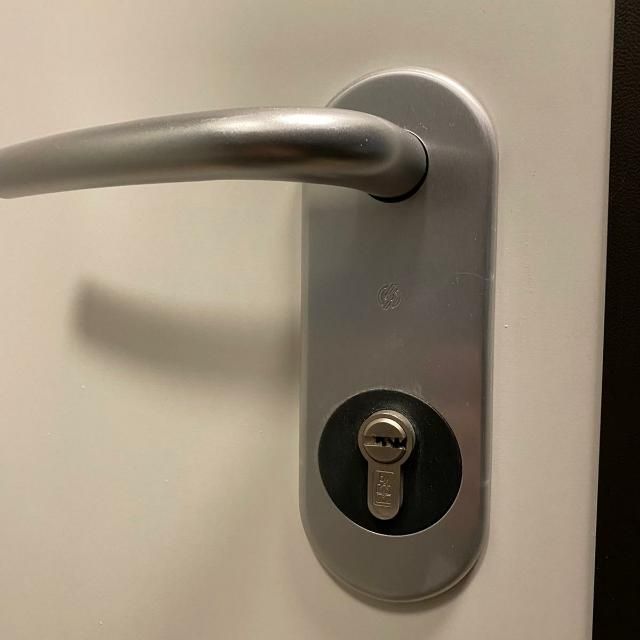 Reparatii si deblocari usi schimb yale clante si butuci chei noi