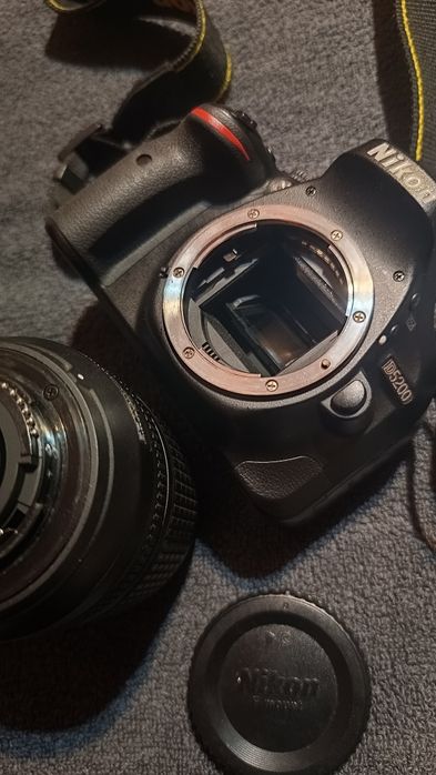 Vând Nikon D5200 și bliț Godox TT350N