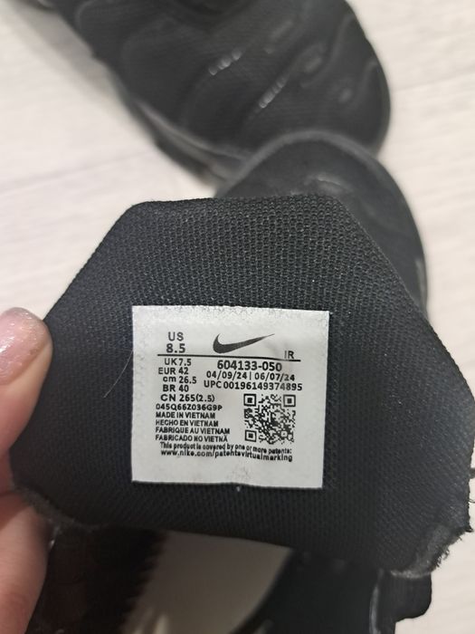 Продам черные кроссовки