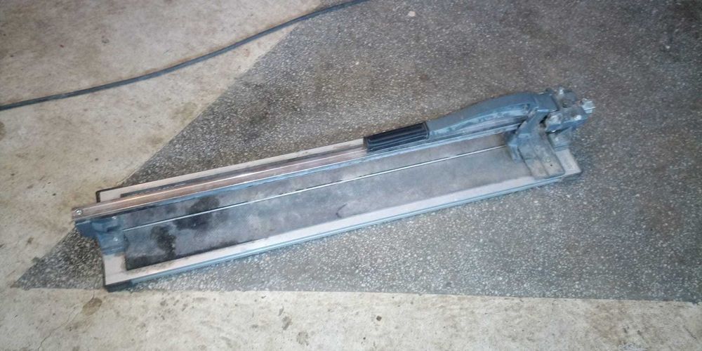 aparat pentru tăierea plăcilor și a ceramicii