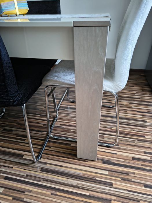 Vând masă pal laminat alba + 6 scaune