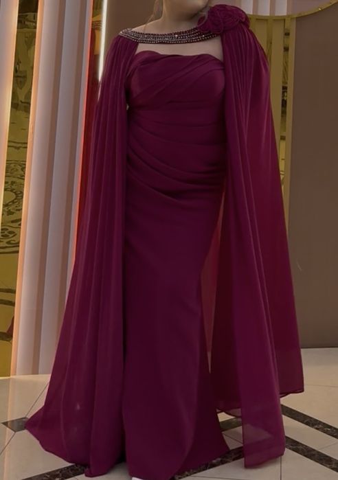 Вечернее платье малинового цвета