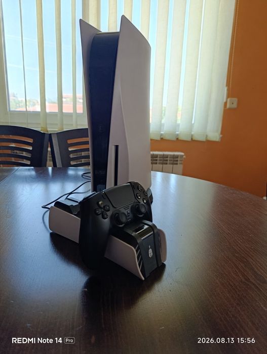 PS5 с един контолер и зарядна станция