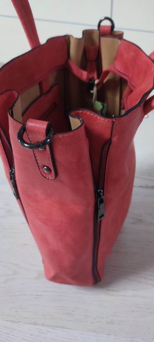 Червена дамска чанта