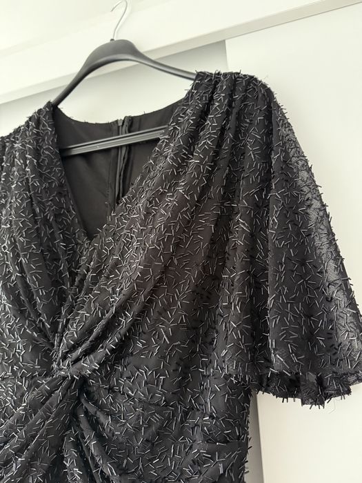 Черна блестяща рокля