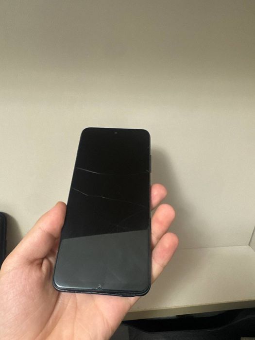 Redmi not 10 5g holati yahshi  ishlatib yursa boladi shu holatigayam