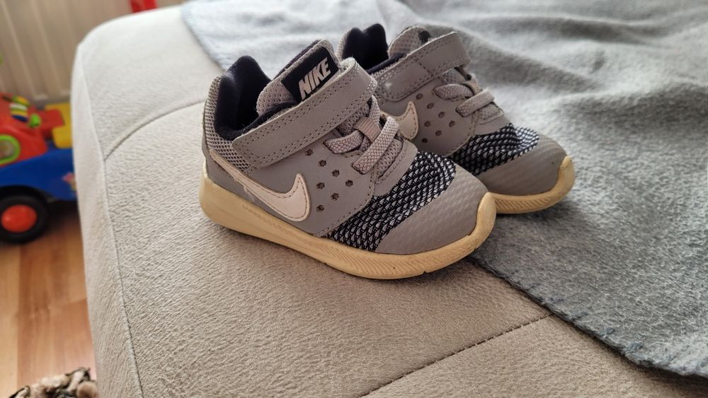 adidasi copii Nike marimea 21 - gri
