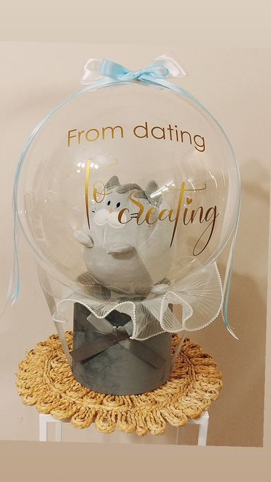 Прозрачен балон с надпис с цвете или подарък