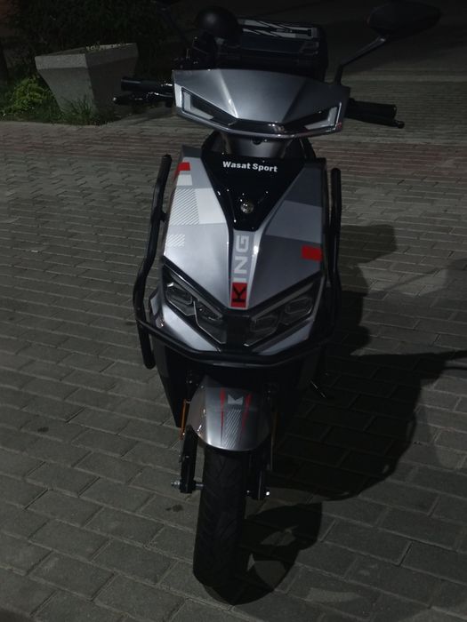 Sukuter sotiladi 60-80km yuradi 75 tezligi