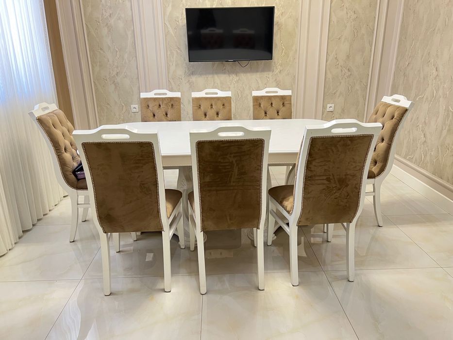 Стол и стулья из дерева