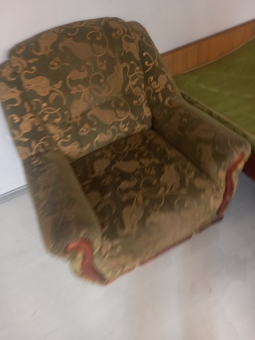 Devan va kreslo sotiladi