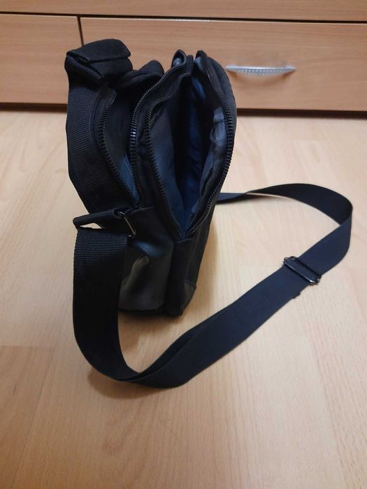 Мъжка черна стилна чантичка с множество отделения, ципове и презрамка