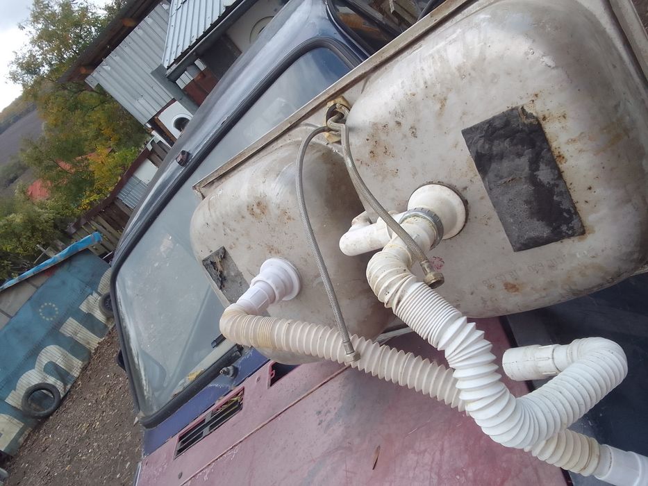 Vand 3 chiuvete una cu masca
