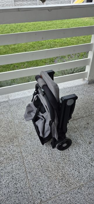 Carucior sport, dimensiune compacta, complet funtctional