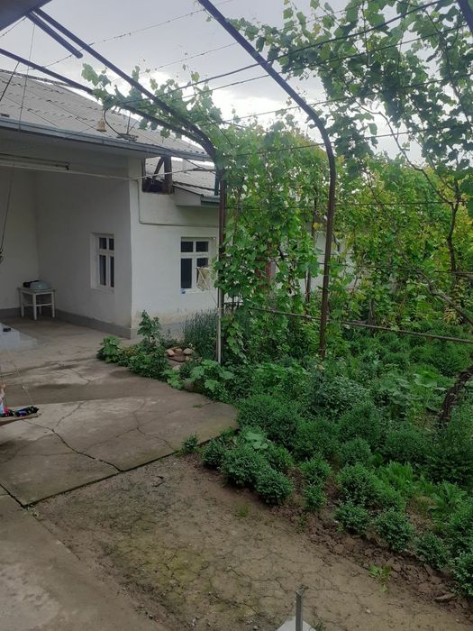 Uy sotiladi 8 sotix eski