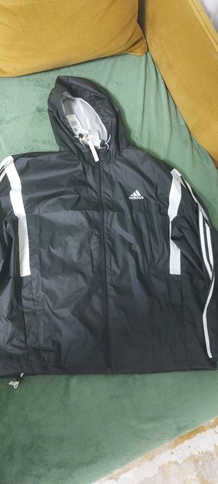Vând geaca adidas