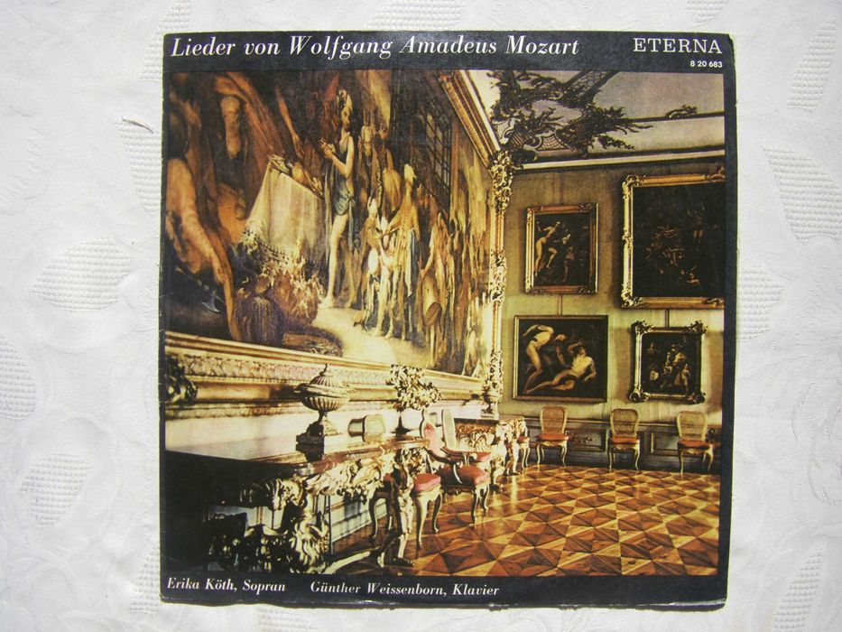 Грамофонни плочи с класическа и църковна музика