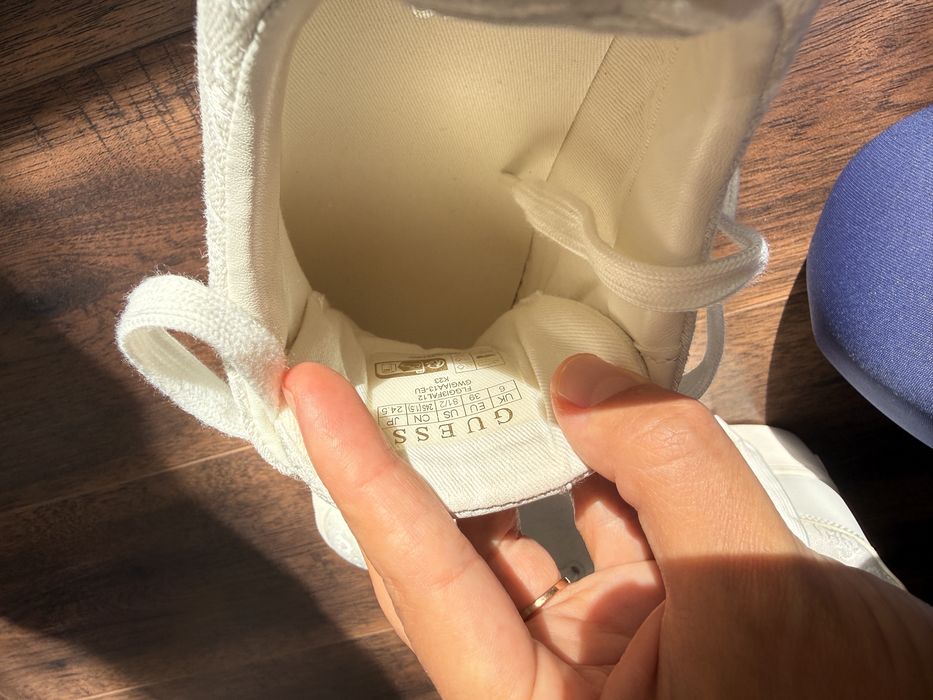 Бели дамски кецове Guess 39номер