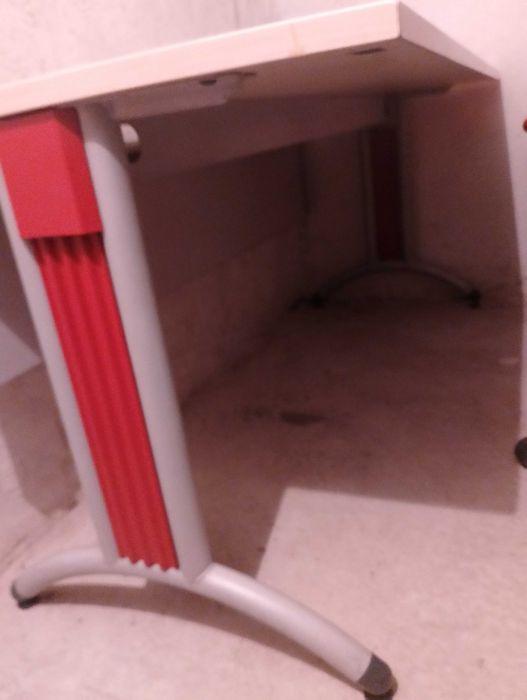 Бюро за офис или за детска стая.