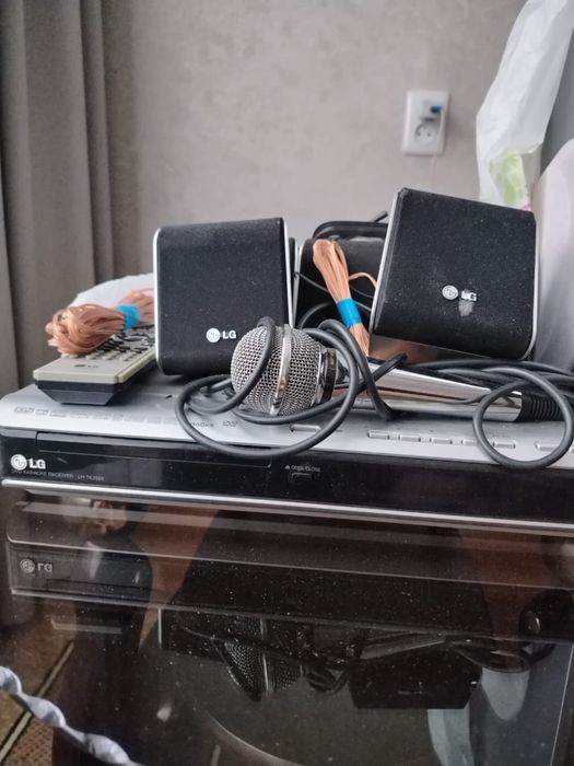 Продам домашной музыкальный центр, все исправно работает.