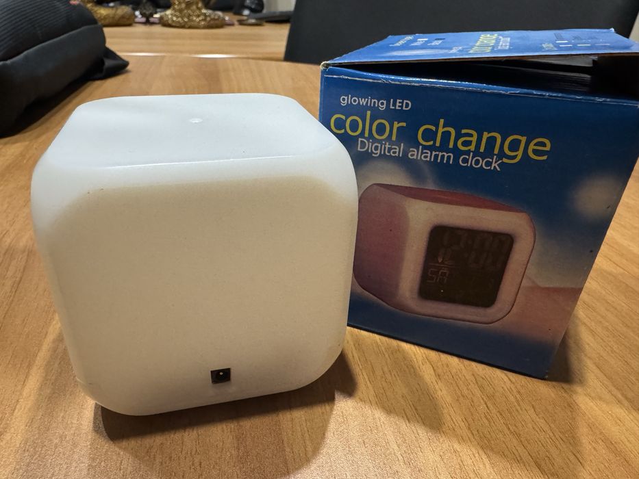 Ceas de masa luminos cu culori schimbabile