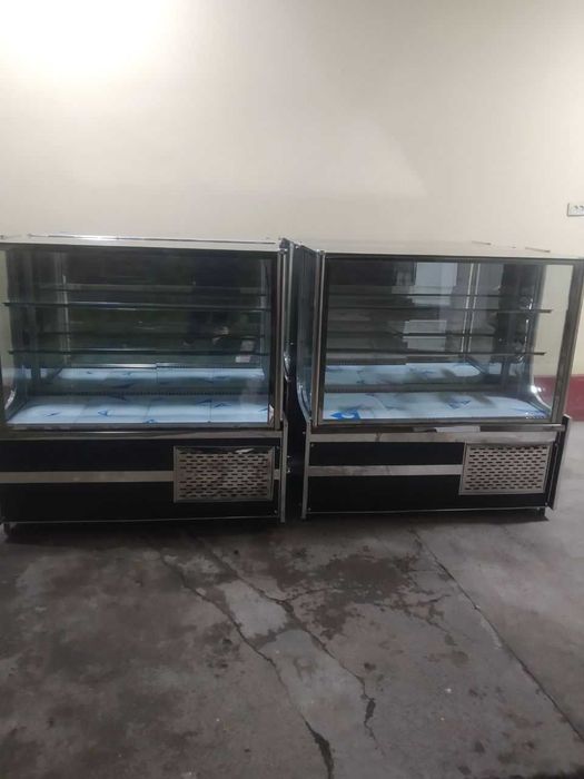 Торт  пиширик  шашликларга  мулжалланган  витрина  холодилни  сотилади