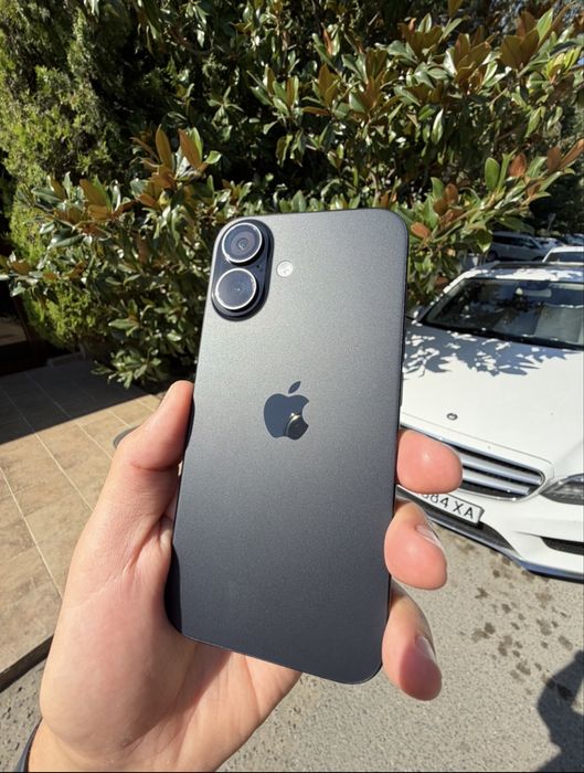 iPhone 16, 128GB, Черен – Отлично състояние, на 1 година