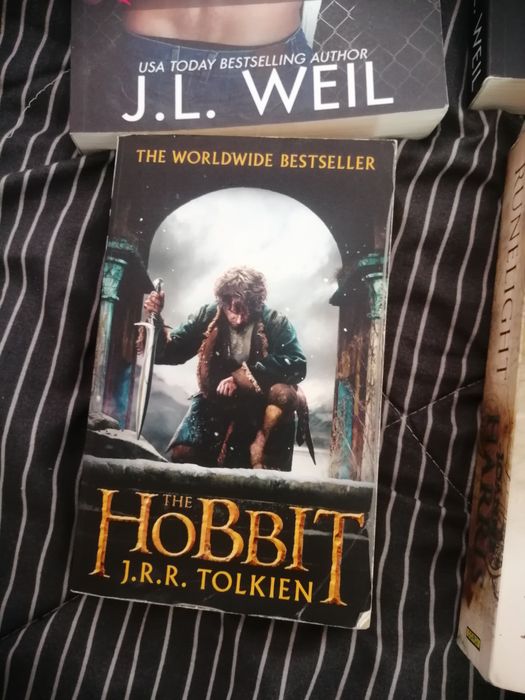 Продавам седем книги