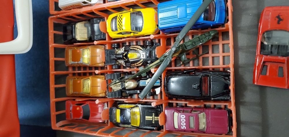 Продавам метални колички Korgi