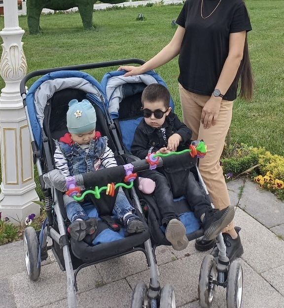 Ikkitalik kolyaska sotiladi