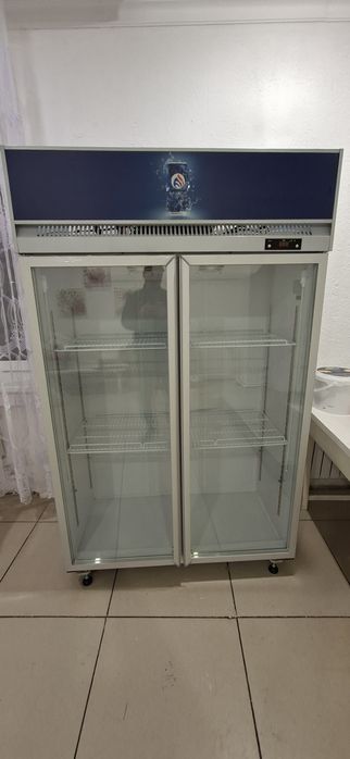 Продам витринный холодильник