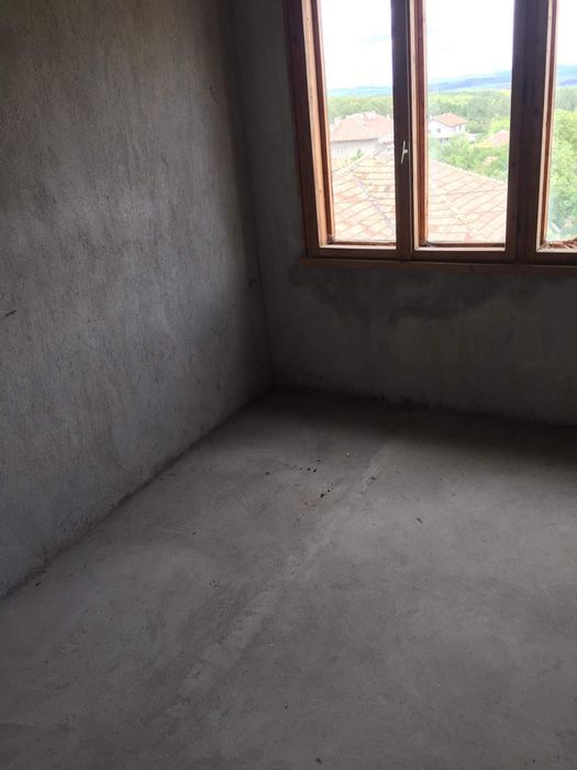 3 етажно жилище с дворно място