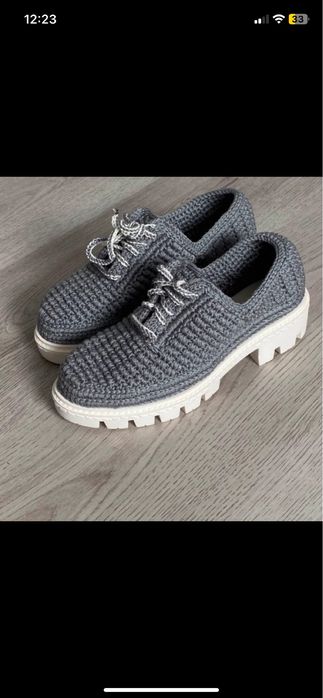 Papuci crosetati, disponibili.  Mărimea 37, în interior 24 cm lungime și 10 lățime.