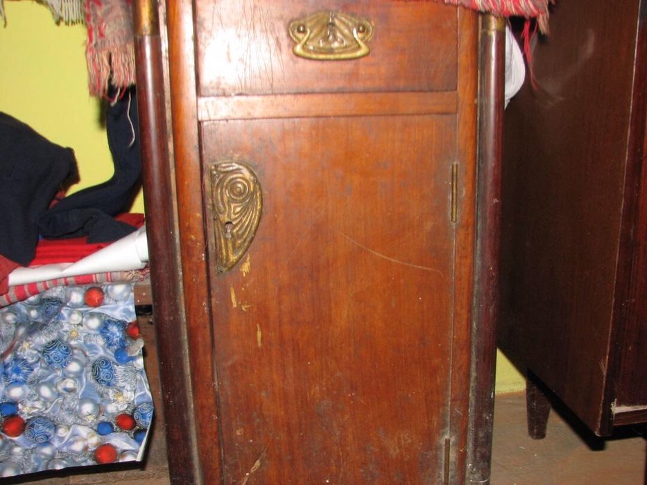 Dulap cu furnir cires ,noptiere paturi fără saltea