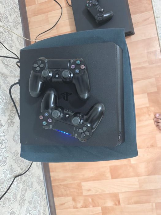 Продам playstation 4 slim 500 gb