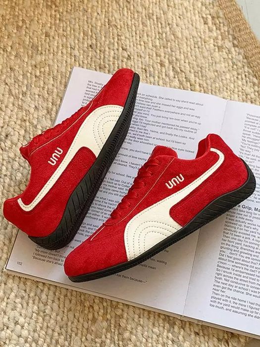 Ayollar uchun sport krossovkalari