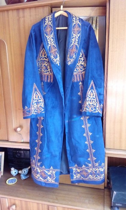 Чапан велюровый, синий с красивой вышивкой