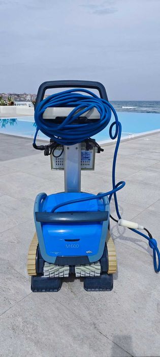 Прахосмукачка робот за басейни Dolphin M600