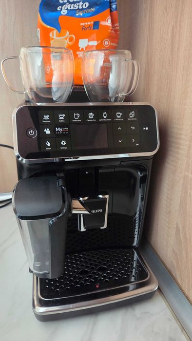 Продавам кафе машина Philips EP4349/70, система за мляко LatteGo