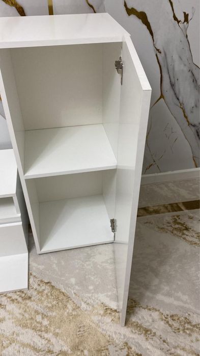 Белые навесные шкафы (полки)