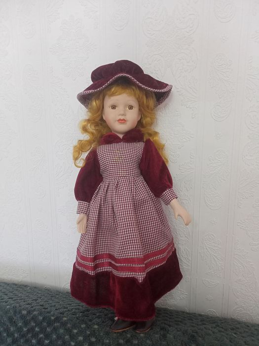 Продается кукла из фарфора