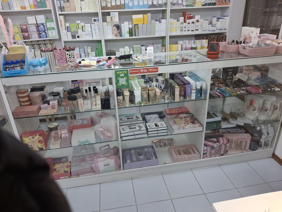 Продаю Витрины Стеклянные