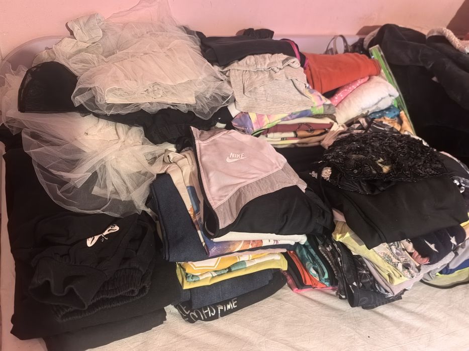 Огромен куп с детски маркови дрешки