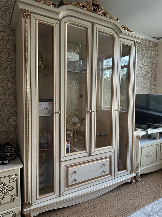 Сервант в хорошом состояние