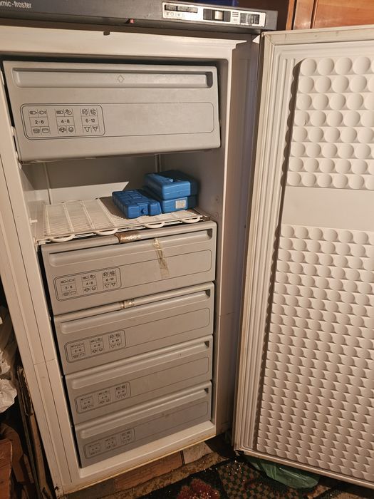 Congelator vertical Bosch (5 sertare) – stare bună de funcționare